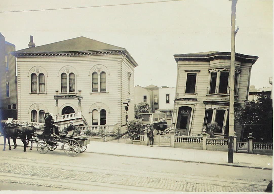 El sismo dejó daños en numerosas viviendas, en algunas afectó a sus cimientos de forma que quedaron inclinadas.