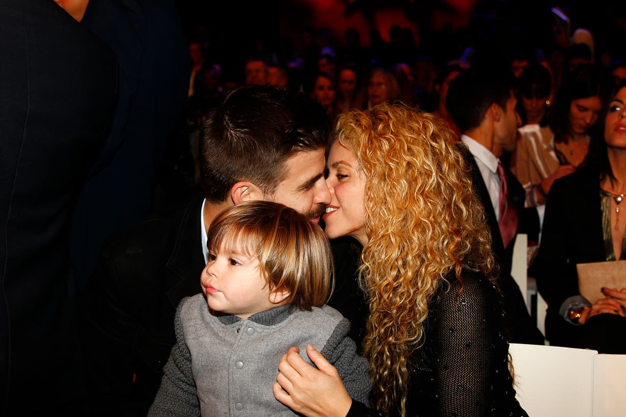 Y los papis se dieron un tierno besito en el público.