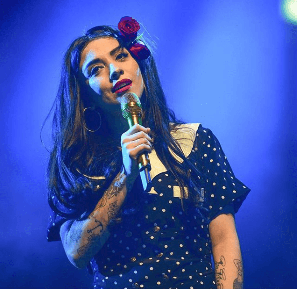 Durante una presentación de 'Amárrate Tour', Mon Laferte apareció con un traje en color negro y detalles en blanco.