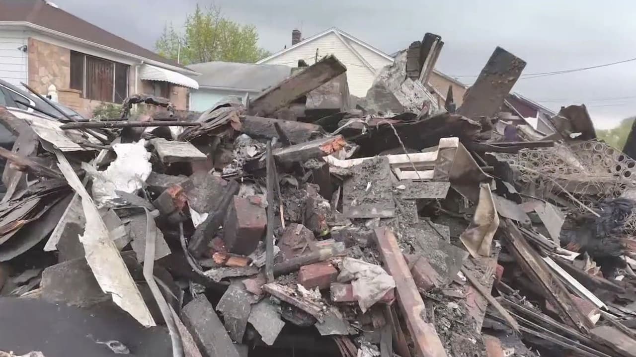 Explota casa en Queens y policías salen volando
