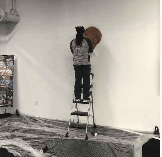 Un muralista en la ciudad de Dallas se inspira en la vida de Kobe Bryant, para ayudar a los aficionados de la estrella de baloncesto, a recordar a la leyenda de la NBA, a través de un mural en esta ciudad.