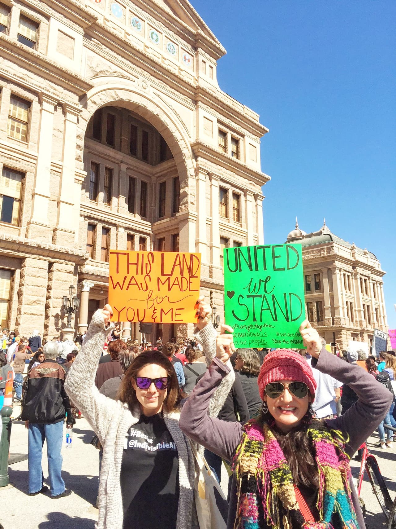Mensajes: “Esta tierra fue hecha para mí y para ti” y “Permaneceremos unidos”
<br>