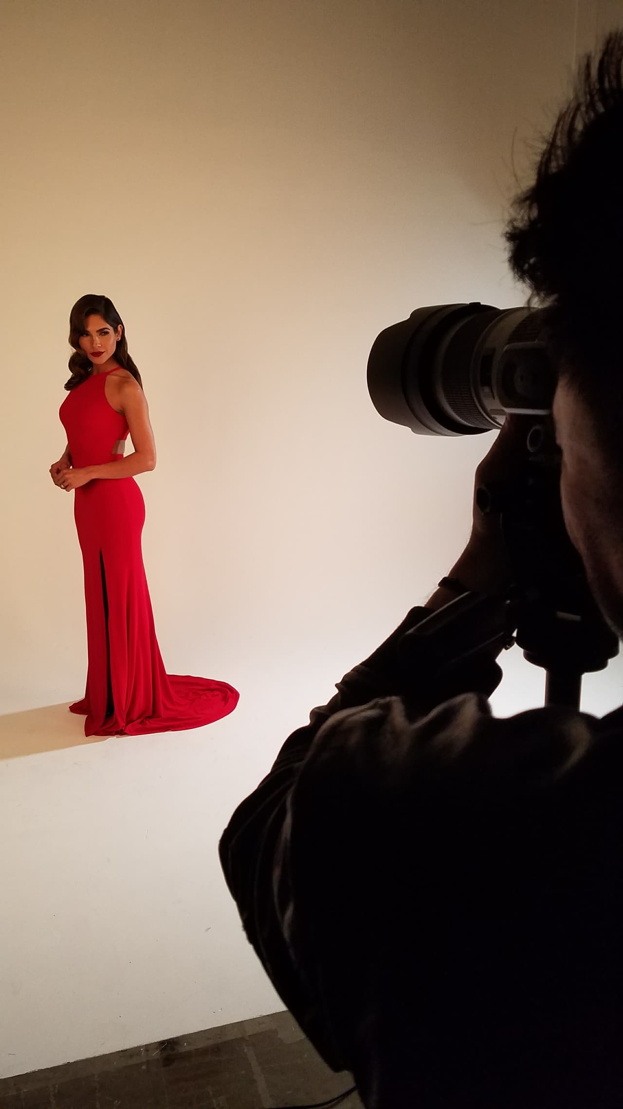 <b><a href="http://www.univision.com/shows/la-reina-de-la-cancion/las-mejores-fotos-de-los-looks-de-alejandra-espinoza-en-la-reina-de-la-cancion-fotos" target="_blank">Alejandra </a></b>llegó con 
<b><a href="http://www.univision.com/shows/la-reina-de-la-cancion/lo-sentimos-alejandra-matteo-y-su-papi-son-dos-gotas-de-agua-fotos" target="_blank">Matteo</a></b> a su primera sesión de fotos desde que vive en Los Ángeles y busca abrirse camino en la actuación. Desde lo natural hasta lo glamoroso, Alejandra jugó con varios estilos para abarcar todo tipo de personajes y llamar la atención de los productores. 
<b><a href="http://www.univision.com/shows/la-reina-de-la-cancion/capitulo-4-alejandra-la-de-tijuana-en-la-los-americanos-la-prefieren-al-natural-para-ellos-mas-es-menos-video" target="_blank">MIRA EL VIDEO</a></b>.