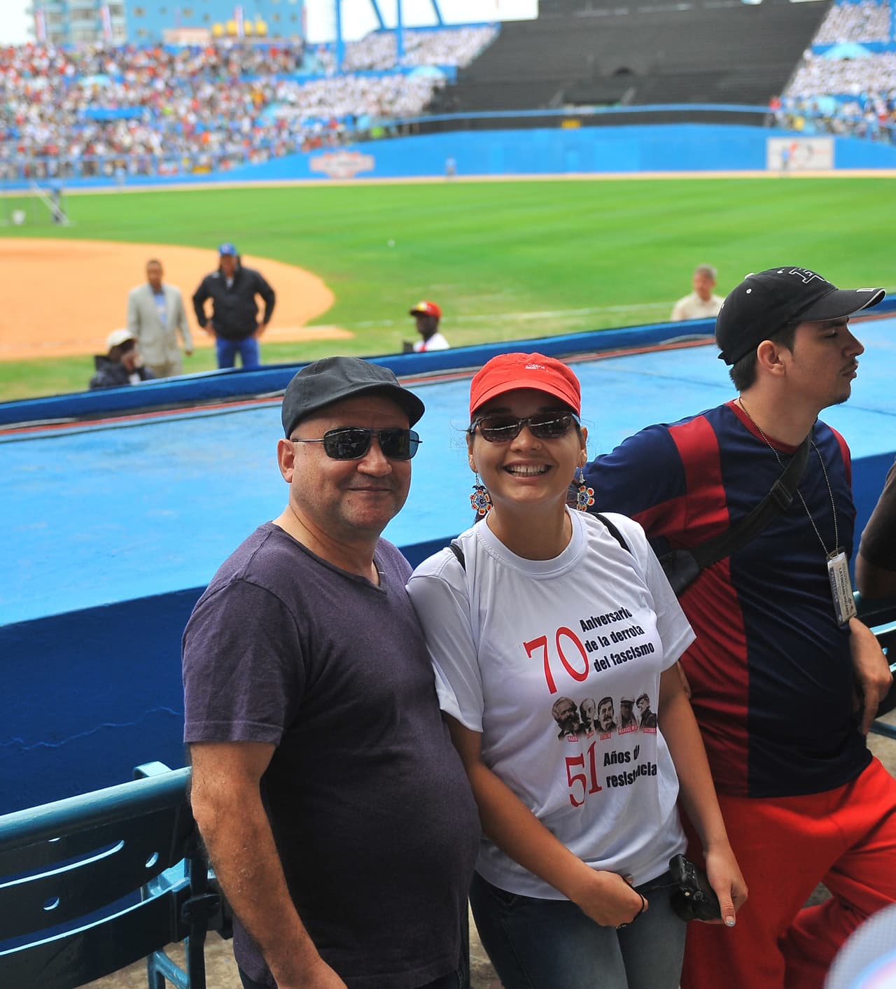 El comandante de las FARC Carlos Antonio Lozada espera el inicio del juego de béisbol en el Estadio Latinoamericano de La Habana. Foto de Getty Images.