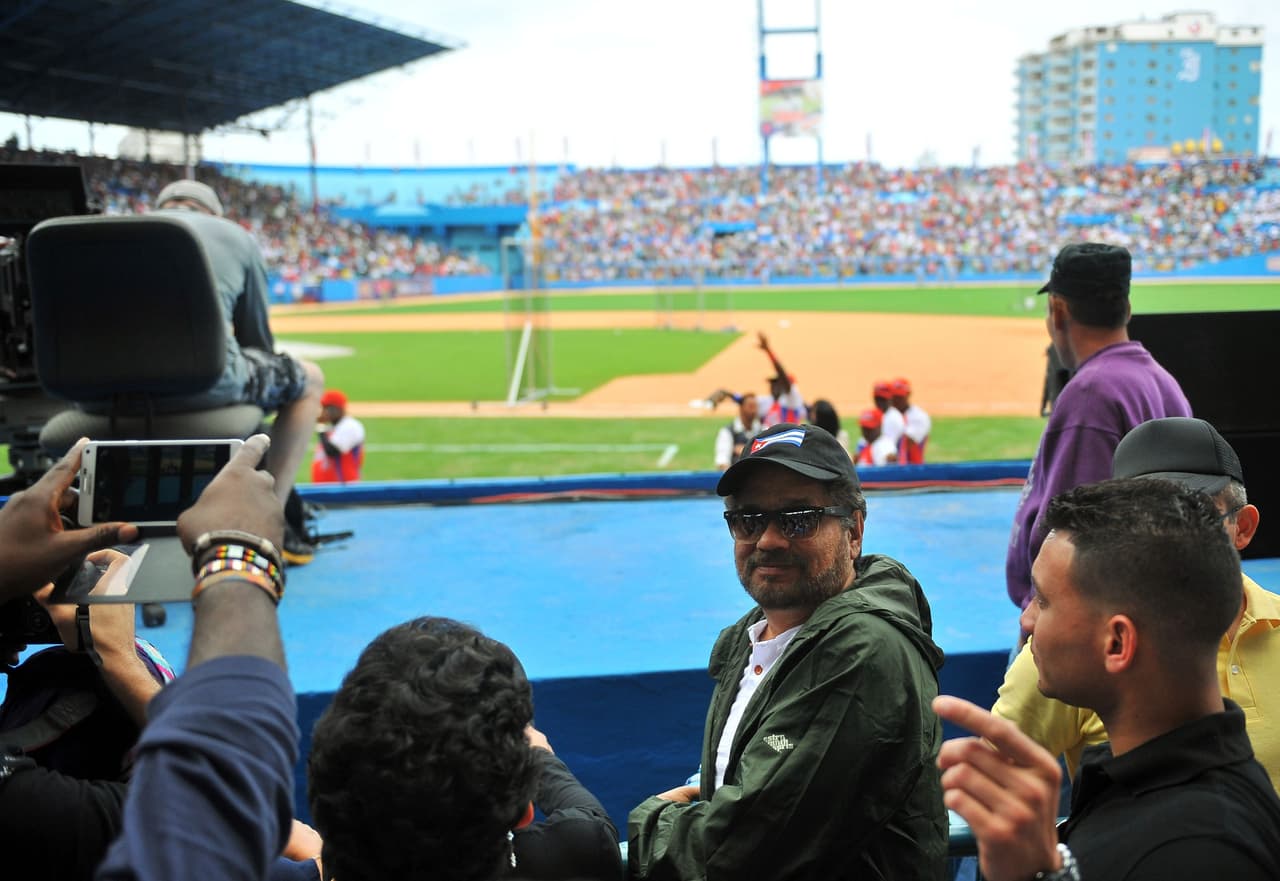 El principal negociador de las FARC, Iván Márquez, en la antesala del partido de pelota, al que también acudió el presidente Barack Obama. Foto de Getty Images.