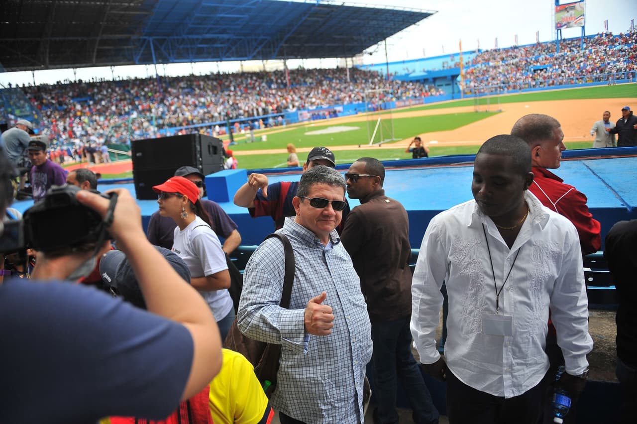 El comandante de las FARC Pablo Catatumbo antes del partido entre Cuba y Tampa Bay. Foto de Getty Images.