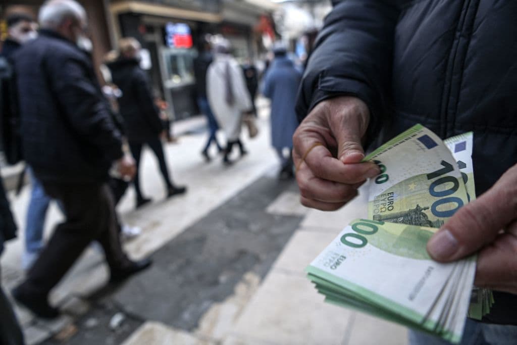 Una mujer logra que las autoridades le devuelvan 26,000 dólares que encontró tirados en la calle