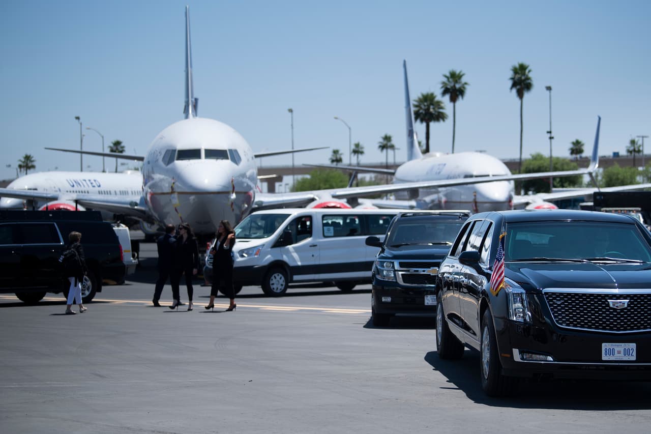 El presidente Donald Trump llegó este martes a Phoenix para visitar la planta Honeywell, una empresa multinacional dedicada a la construcción de motores para aviones que dio un giro a su producción para elaborar máscaras N-95 que necesita el personal médico y de primera línea en medio de la pandemia del coronavirus.