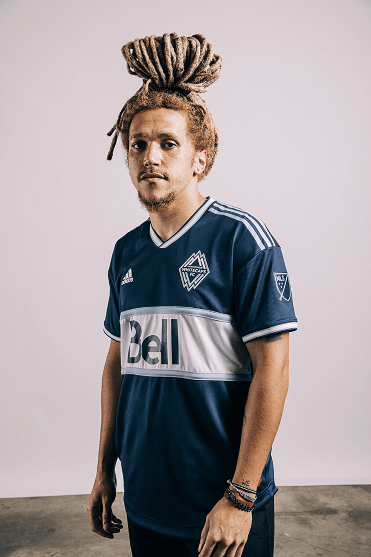 En fondo azul y con una franja blanca horizontal en el centro del cuerpo, este es un diseño que el club canadiense no usaba desde 2010.
<br>