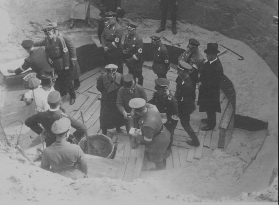 Esta imagen de 1934 muestra cómo los oficiales nazis colocaron objetos en el interior del cilindro antes de enterrarlo en el centro de la ciudad.