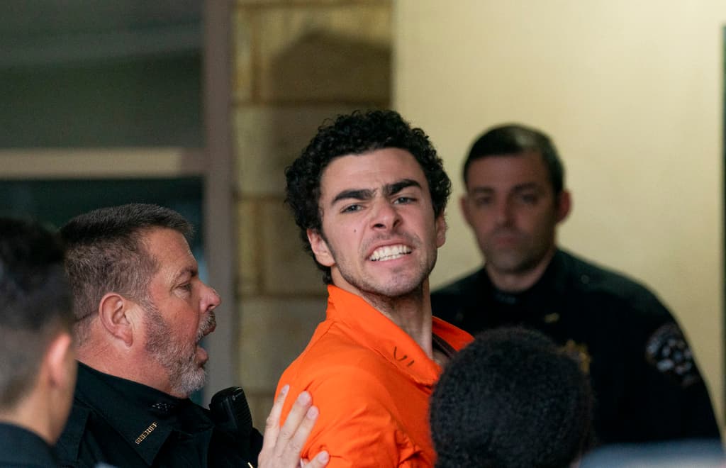 <b>Luigi Mangione</b>, el hombre de 26 años acusado por 
<b>el asesinato de Brian Thompson, CEO de UnitedHealthcare,</b> el 4 de diciembre en Manhattan, llegó 6 días después a su primera audiencia en el tribunal del condado de Blair, 
<b><a href="https://www.univision.com/local/nueva-york-wxtv/luigi-mangione-sospechoso-asesinato-ceo-unitedhealthcare-altercado-tribunal-fotos" target="_blank">en Pensilvania, gritando y luciendo molesto</a></b>.