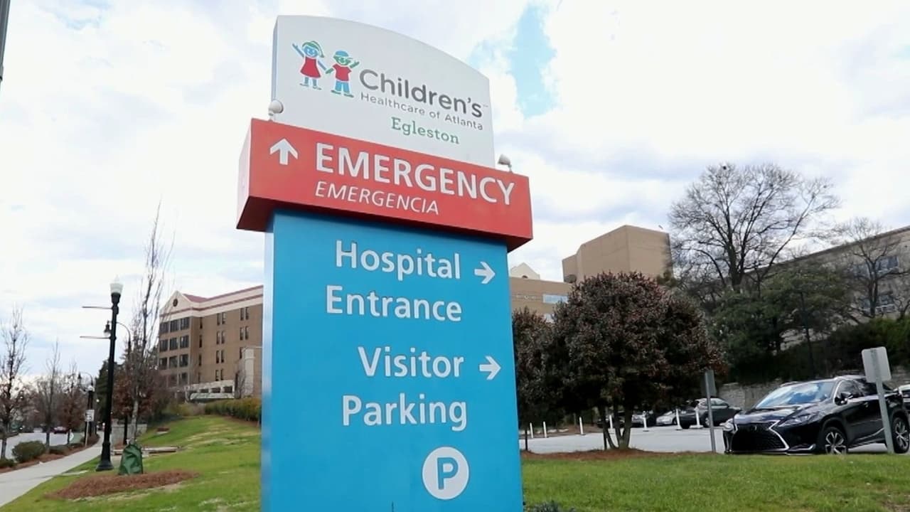 Niño de 4 años se dispara con un arma que encontró en un carro afuera de un Burger King en Dacula