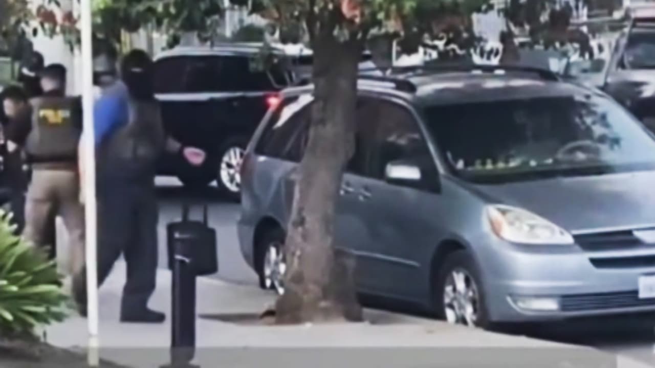Reportan la presencia de agentes de ICE en Panorama City y el arresto de tres personas