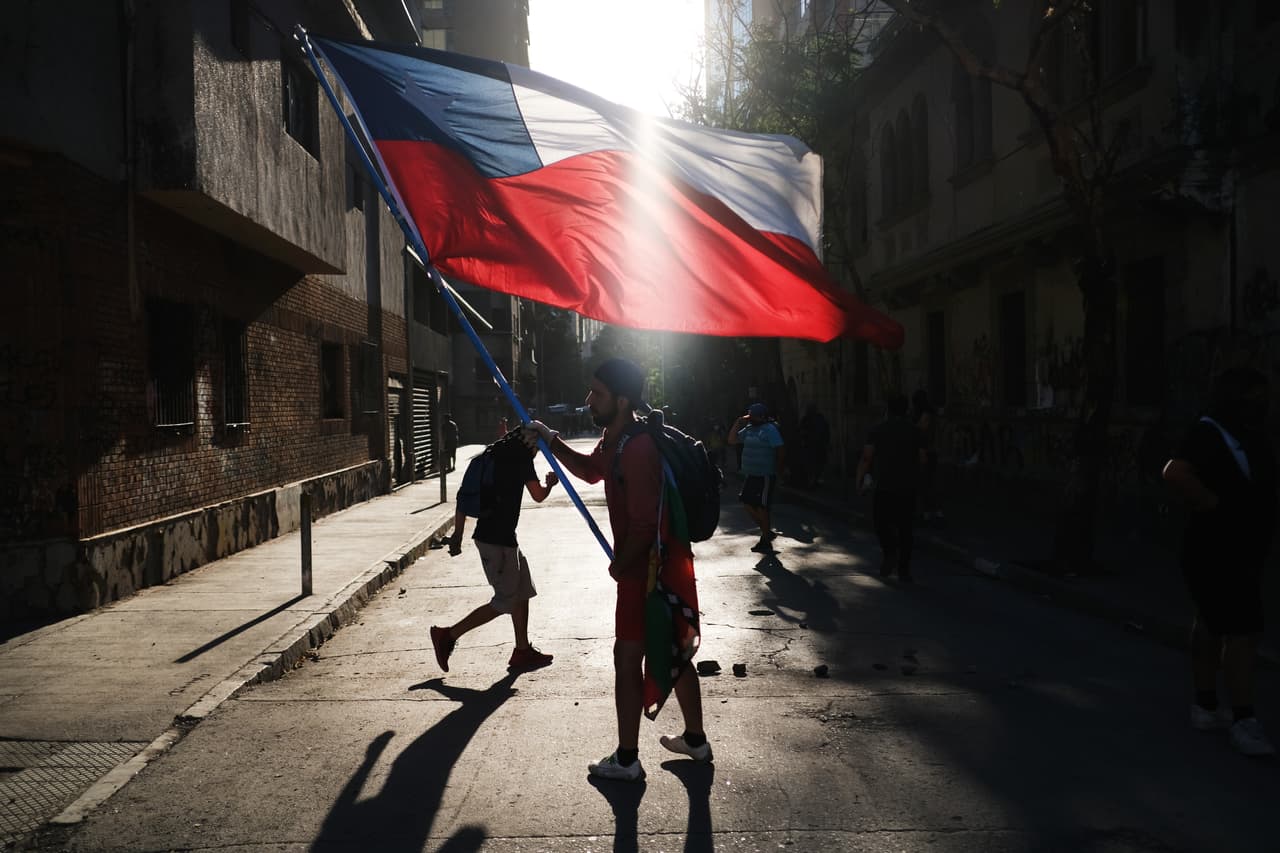 Chile — Los Ángeles | 
<a href="https://chile.gob.cl/los-angeles/" target="_blank">Sitio web </a>
<br>6100 Wilshire Boulevard Suite 575
<br>Los Ángeles CA 90048
<br>Teléfono: 323-933-3697
<br>Correo: losangeles@consulado.gob.cl