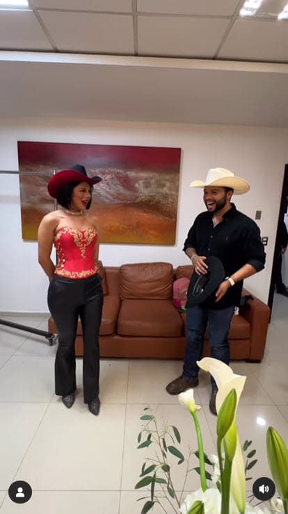 El 12 de noviembre Leonardo también compartió videos de la convivencia con Jesús Adrián González. Mostró cómo supuestamente cantaron a capela el tema 'Dime cómo quieres', el cual originalmente Ángela interpreta con Christian Nodal.