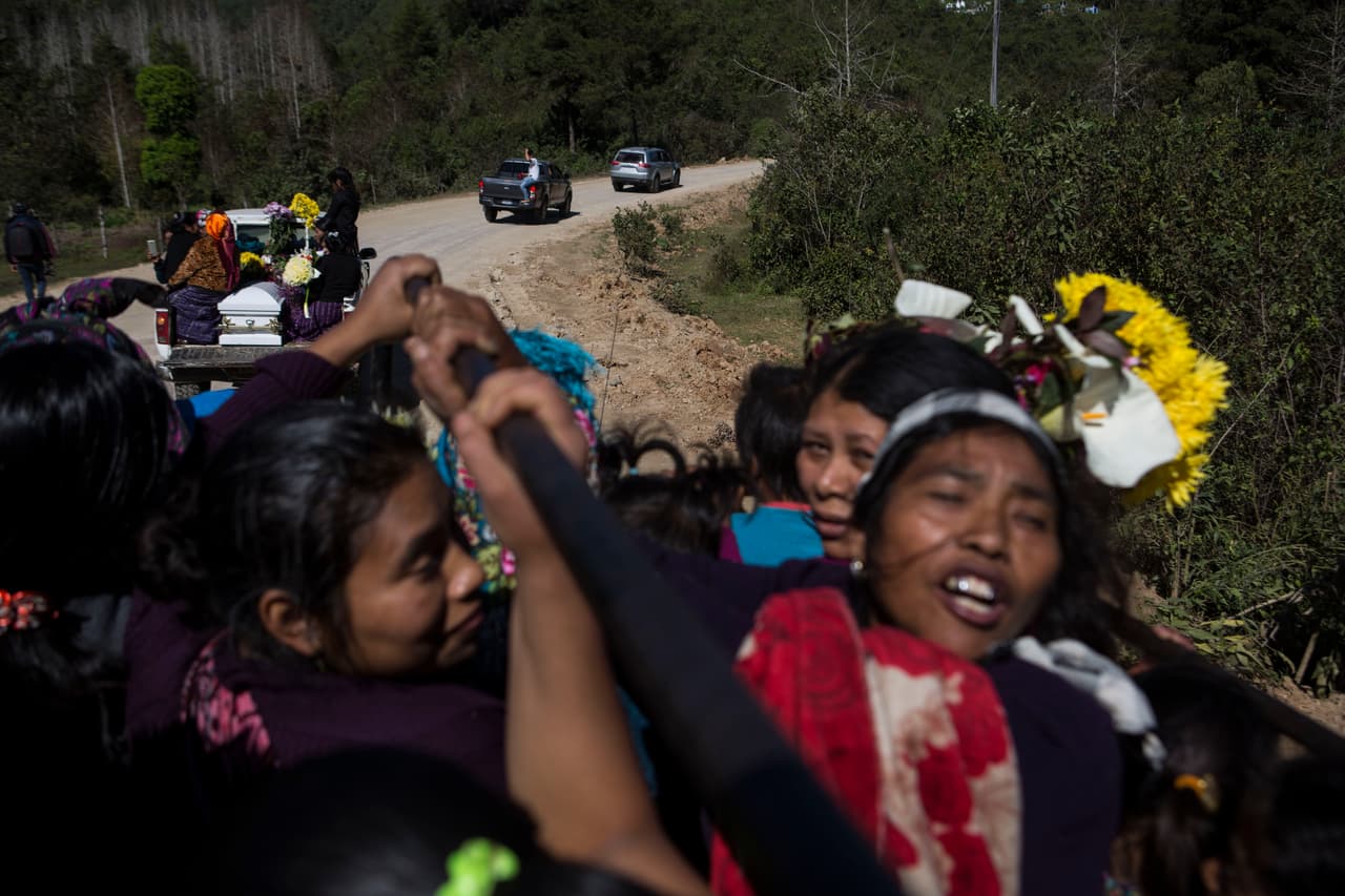 Varias mujeres se desplazan en una camioneta durante la procesión fúnebre en honor del niño Felipe Gómez Alonzo hacia el cementerio en Yalambojoch, Guatemala, el domingo 27 de enero de 2019. Gómez Alonzo falleció la víspera de Navidad bajo custodia de las autoridades estadounidenses. (AP Foto/Oliver de Ros)