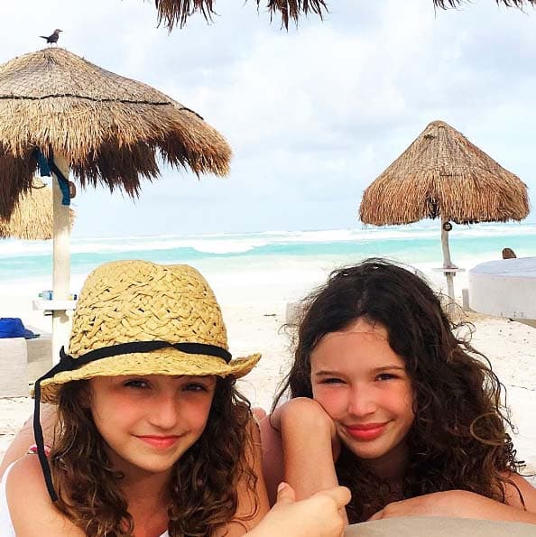 Mía y Nina disfrutaron de la playa después de una larga temporada en el teatro.