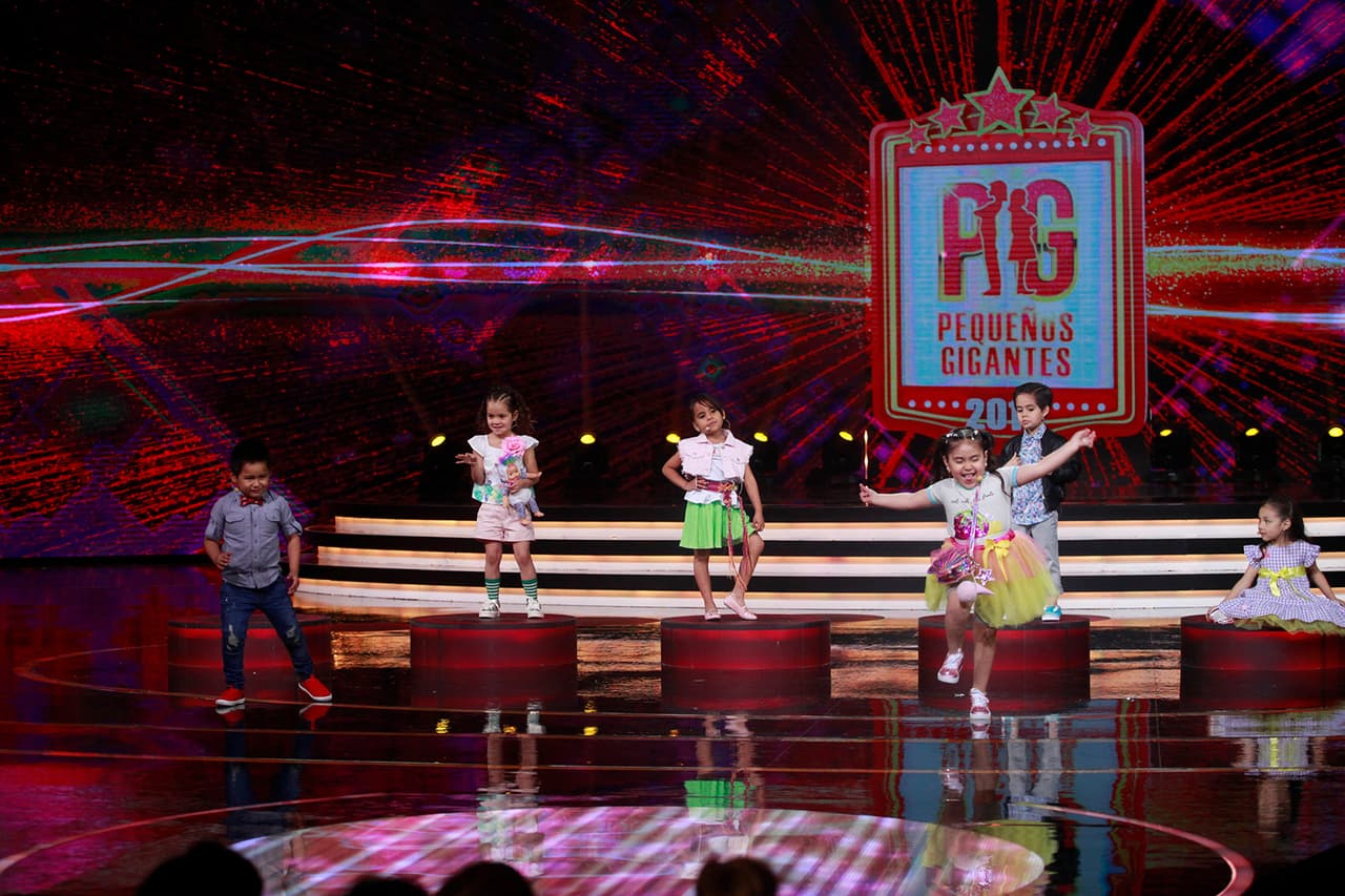 En el primer reto de la noche se enfrentaron los los seis capitancitos, esta
<b><a href="https://www.univision.com/shows/pequenos-gigantes/el-renido-reto-de-baile-en-que-solo-un-capitancito-logro-imponerse-al-resto-las-caritas-de-giovani-habran-hecho-la-diferencia-fotos" target="_blank">improvisación de baile le daría un punto extra al escuadrón ganador</a></b>.