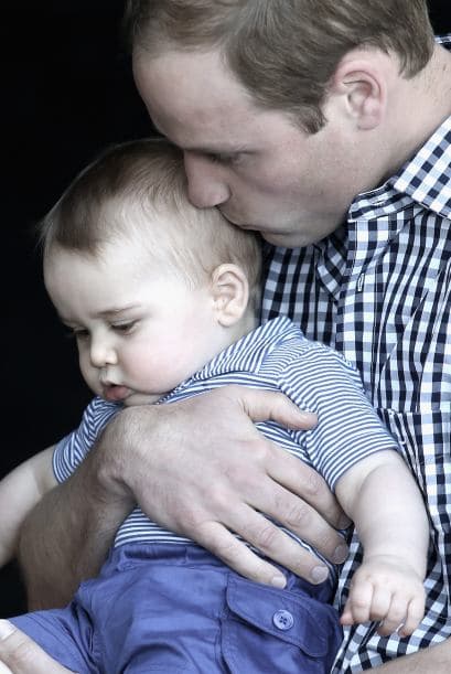 En su cuarta aparición pública en la gira por Nueva Zelanda y Australia, los duques fueron captados muy enamorados de su pequeño George.