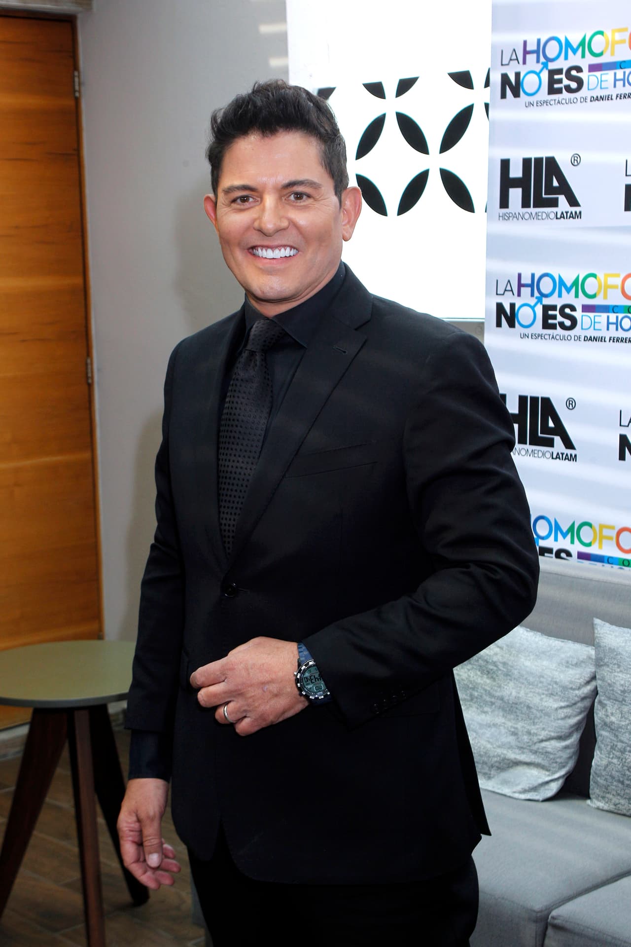 "Soy muy disciplinado, pero bueno, no hay nada más hasta el momento", aclaró, "hay quienes me preguntan si ya me operé, pero no, 
<b>estoy libre de cirugías</b>". 
<br>