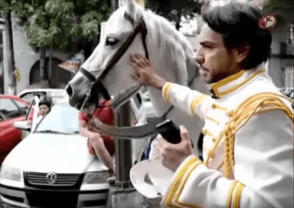 El actor y comediante, 
<b>Eugenio Derbez</b>, cumplió uno de los sueños más anhelados por su ahora esposa, 
<b>Alessandra Rosario</b>, al llegar en caballo y vestido de príncipe, para pedirle matrimonio.