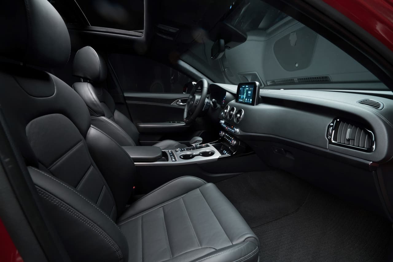Una de las novedades del Kia Stinger 2018 es que lleva un dispositivo en su interior que permite proyectar la información del vehículo hacia el parabrisas. En el habitáculo se ven asientos ultralivianos de cuero Nappa.