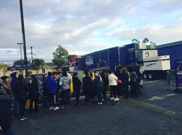 Los fans de la 'Diva de la Banda' hicieron fila para entrar al evento y pasar una gran noche con Univision y 'Su nombre era Dolores, la Jen que yo conocí'.
