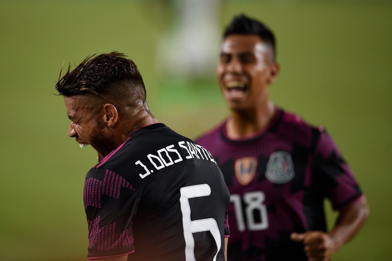 Jonathan dos Santos y Efraín Álvarez, con la selección de México.