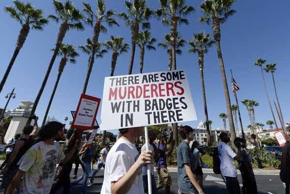 Angelinos alzaron su voz por los recientes casos de muerte, resultados del exceso de fuerza policial durante detenciones. En lo que va de agosto, por lo menos cuatro arrestos terminaron en muerte o con secuelas permanentes para los sospechosos han sido reseñadas en Los Ángeles. Detalles de los casos aquí: aquí