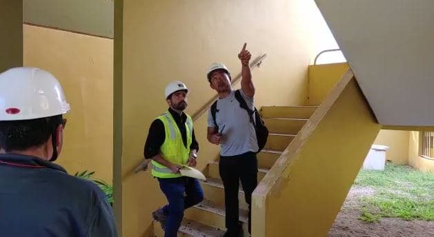 Un grupo de ingenieros estructurales visitó la escuela José O. Torres de Yauco, entre ellos el Dr. Kit Miyamoto, quien es el Comisionado de Seguridad Sísmica del estado de California.