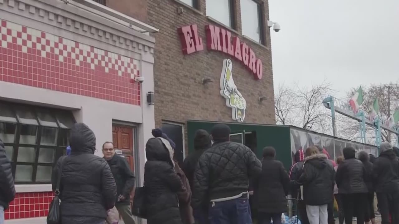 La muerte de un trabajador por coronavirus provoca el cierre temporal de una tortillería en Chicago