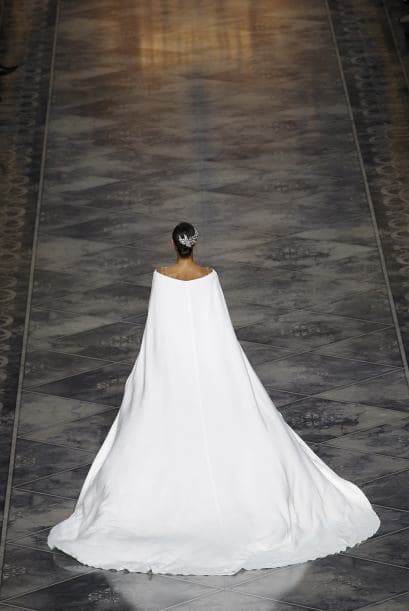 Cómo este modelo que su forma simula una capa por la parte de atrás.