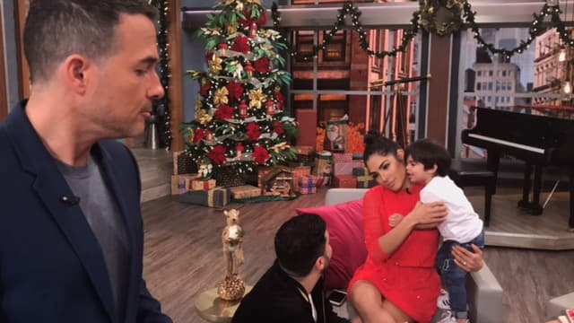 No quería separarse de su mamá que iba a presentar el show