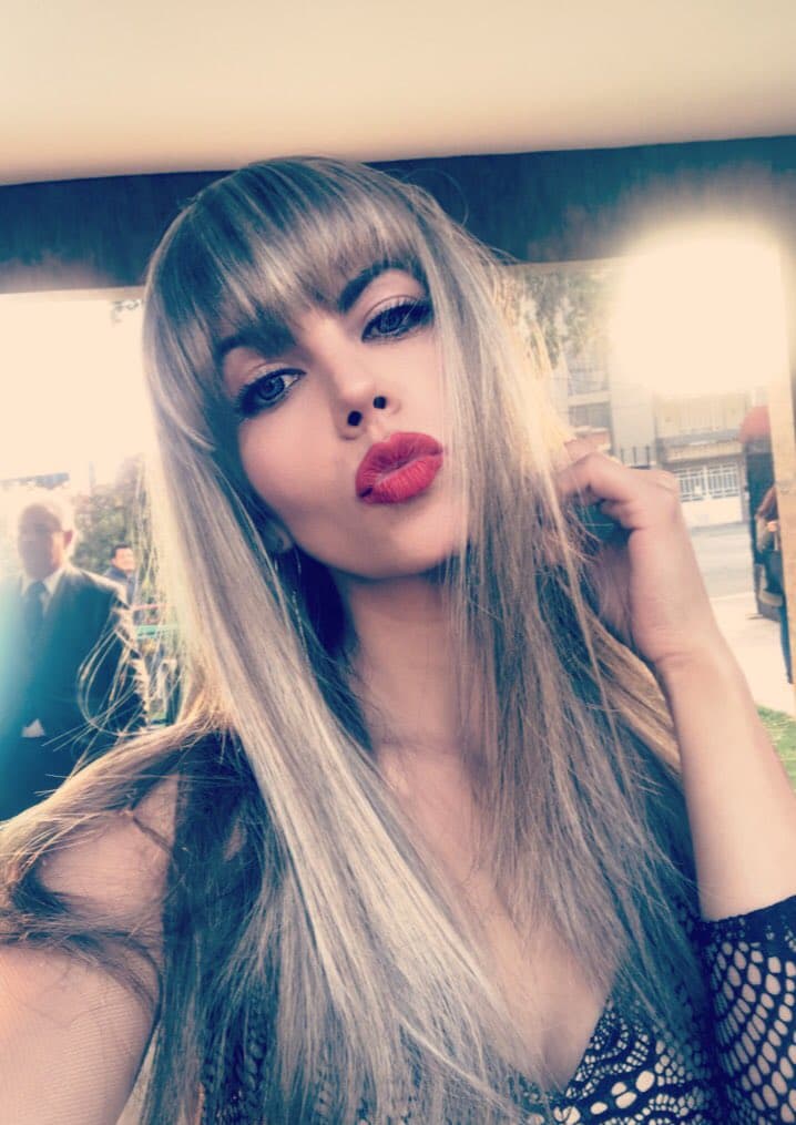 Aunque el cambio en el color del cabello no ha sido permanente, ya que se trata de una peluca, y se debe a la imagen que tendrá el personaje de África en la serie dramática 'Atrapada'.