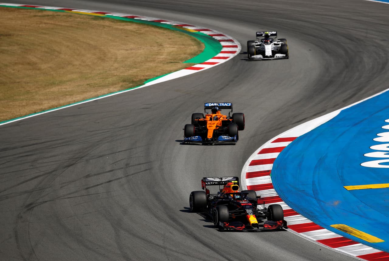 Hamilton ejecutó una casi perfecta carrera en el Gran Premio de España, liderando cada una de las vueltas. Verstappen se queda en la segunda posición, mientras que Bottas logra la tercera posición. El mexicano, 'Checo' Pérez estuvo a una posición de ganar un lugar en el podio.