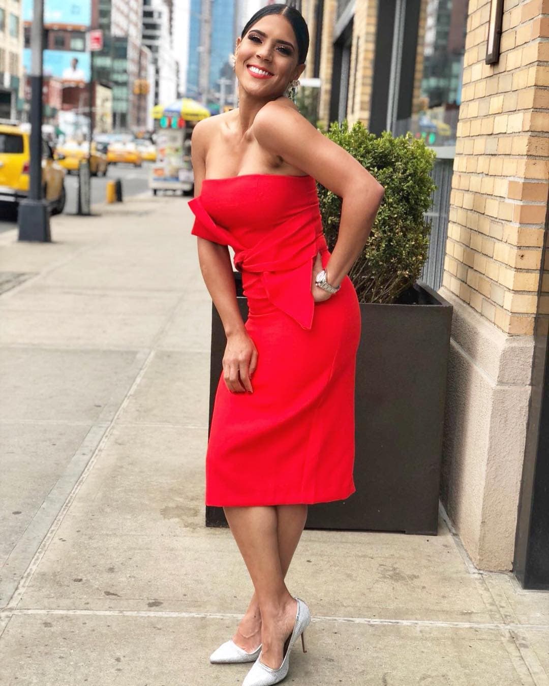 No importa el color que use, ella saca la mejor versión de su persona delante y detrás de cámaras.