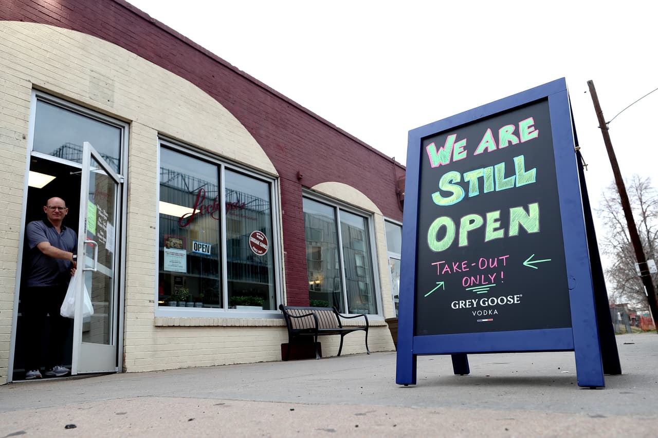 <b>Colorado.</b> Un restaurante en Denver, cuando sólo podían servir para llevar a mediados de marzo. A finales de mayo este estado reabrió restaurantes y bares que sirven comida y para el 19 de junio ya todos los bares, incluso aquellos sin servicio de comida estaban abiertos. 
<br>
<br>Después del aumento en los casos a finales de junio se ordenó nuevamente el cierre de los bares.