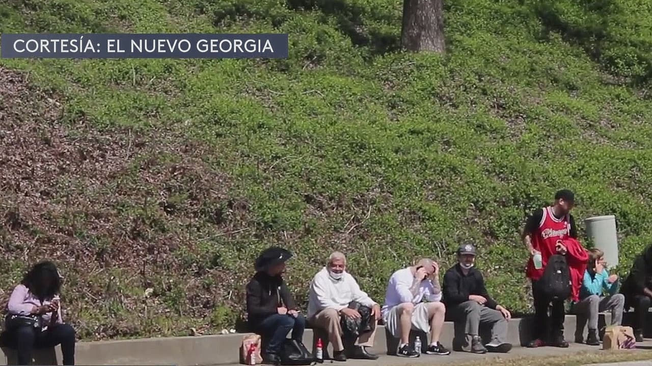 Pasajeros del Greyhound donde viajaba un hombre armado salieron por el techo y las ventanas del autobús