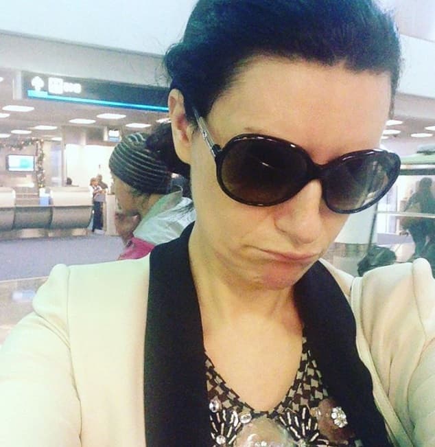 En ocasiones se oculta bajo las gafas oscuras, pero queda claro que para ella la comodidad es lo más importante, sobre todo cuando está de viaje.