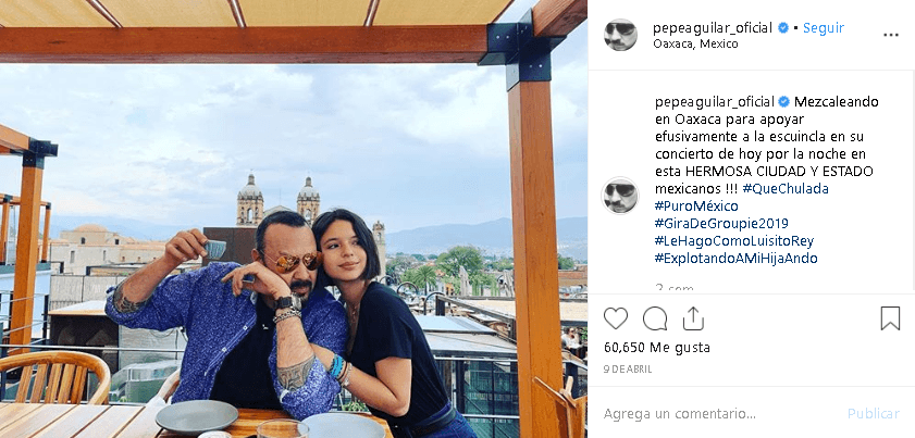 En el pie de foto utilizó de forma irónica los hashtags #LeHagoComoLuisitoRey 
<b><a href="https://www.univision.com/entretenimiento/la-verdad-conocida-de-luis-rey-el-padre-de-luis-miguel-y-las-teorias-que-rodearon-su-truculenta-vida">(padre del cantante Luis Miguel)</a></b> y #ExplotandoAMiHijaAndo, generando risas entre quienes lo siguen y comentarios impropios de otros que no conocen su sentido del humor.