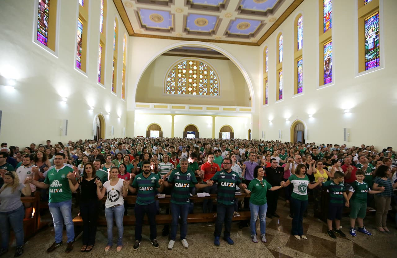 Decenas de hinchas también rezaron en la catedral de San Antonio de Chapecó, una ciudad de unos 210,000 habitantes. (Foto de Paulo Whitaker/Reuters)