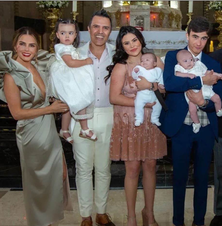 En junio, Claudia Álvarez celebró el bautizo de Clío y Billy en una fastuosa fiesta a la que también asistieron los hijos mayores de Billy Rovzar, Alexandra y Maximiliano. Incluso, la primera esposa del productor fue madrina de bautizo de los mellizos.