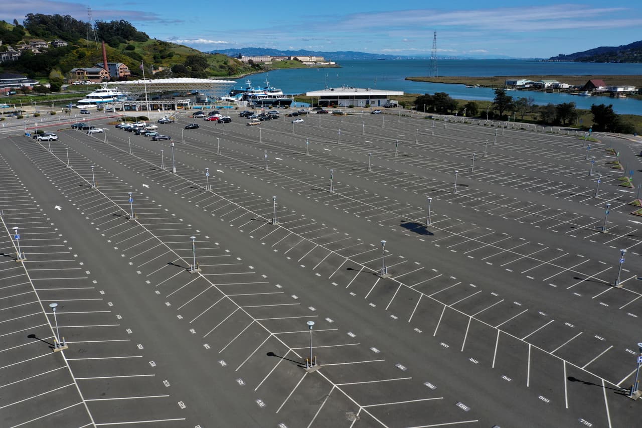<b>Terminal del Ferry Golden Gate. </b>Los condados Alameda, Contra Costa, Marin, Santa Clara, San Francisco y San Mateo acordaron en conjunto no solo ampliar la duración del toque de queda parcial, sino también endurecer las normas que les permiten a las personas salir de sus casas casi a lo más vital: acudir al médico en caso de emergencias, comprar alimentos y cargar gasolina.