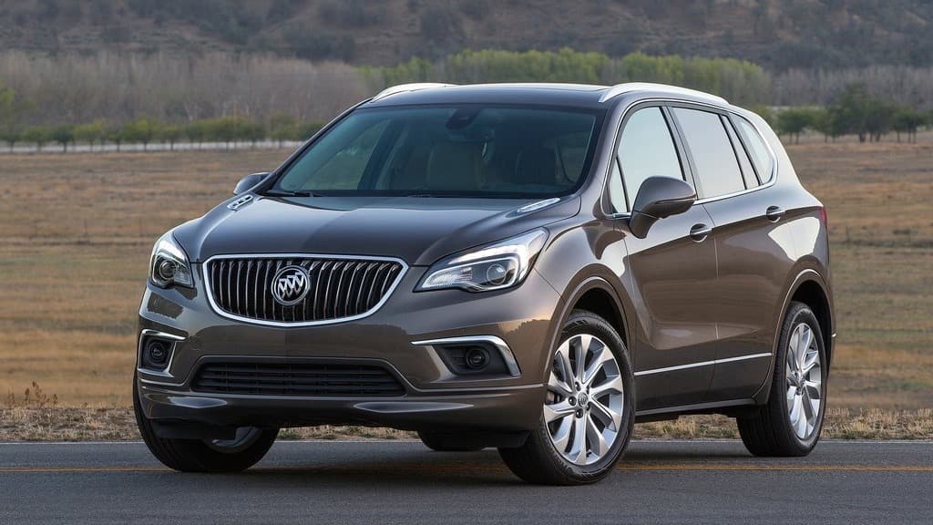 <b>Buick Envision</b>:
<br>
<br>La primera crossover mediana de Buick
<b> llega desde China</b> donde la histórica marca estadounidense en muy popular. Este modelo es fabricado por General Motors en sociedad con el fabricante chino SAIC Motors (en China es obligatorio asociarse con un fabricante local para poder fabricar localmente) en la
<b> ciudad de Yantai</b>.