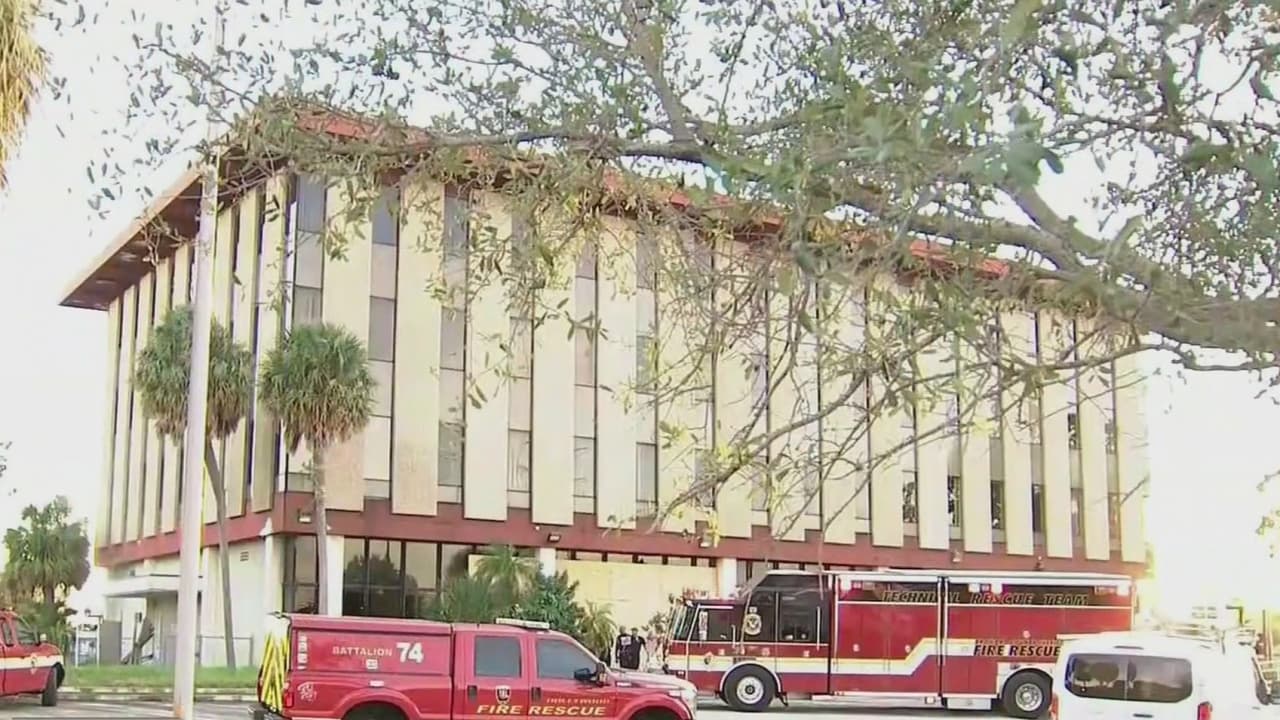 Rescatan a un adolescente que quedó atrapado dentro de la bóveda de un banco en Hollywood