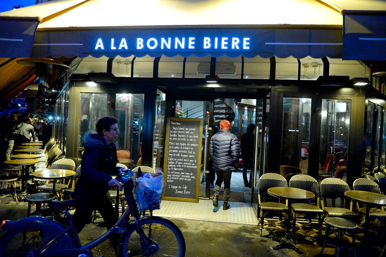 Reabre uno de los bares atacados en París