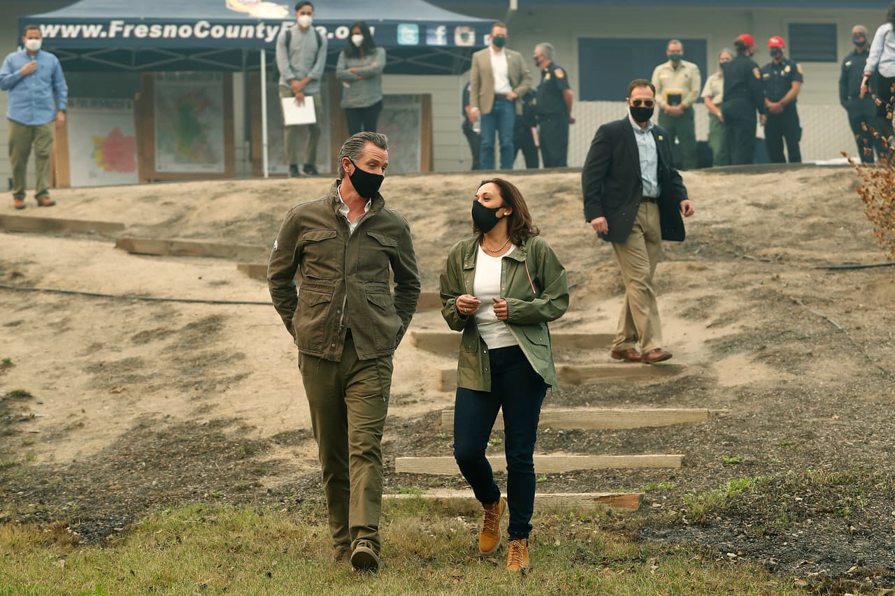 Frente a un patio de recreo quemado y derretido en Pine Ridge Elementary, Harris habló sobre cómo el clima, la salud, la economía y la raza estaban conectados.