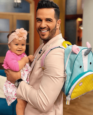 El orgulloso papá no pierde la oportunidad de presumir a las dos bellezas que procreó junto a Juliana y en varias ocasiones las ha llevado a Despierta América.