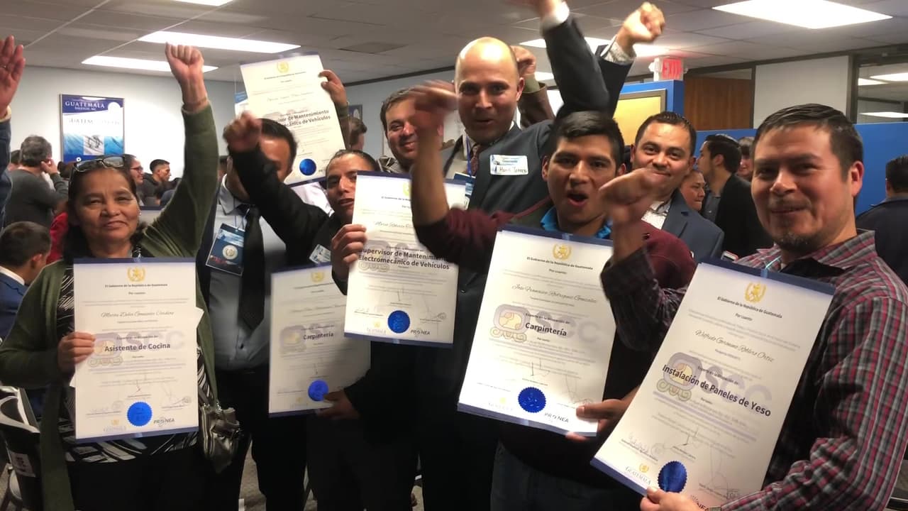 Decenas de guatemaltecos logran obtener certificados de educación en Carolina del Norte