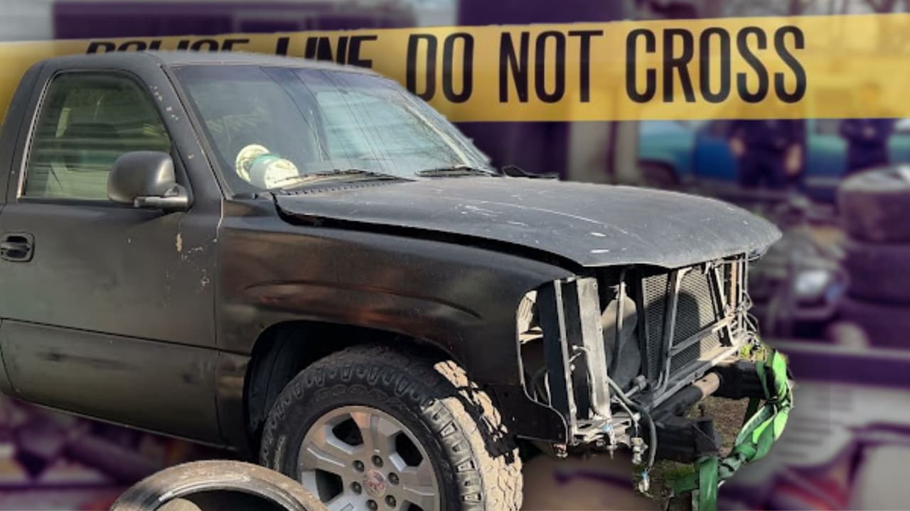 Camionetas robadas, cuatrimotos, herramientas e incluso un toro mecánico dentro de un "deshuesadero" clandestino en el norte de Texas